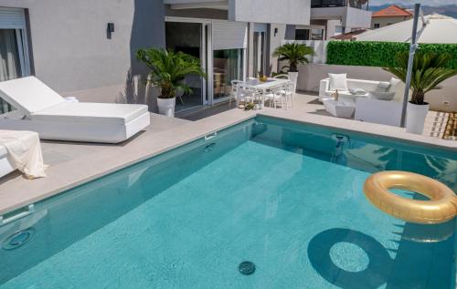 Znjan Apartment | Golden cell