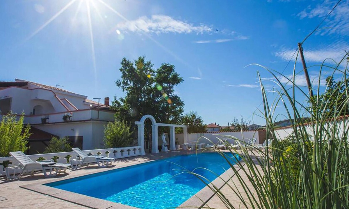 Kampor Apartment | Gorgeous apartment in Kampor with sauna