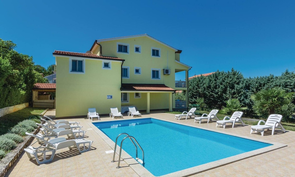 Mugeba Apartment | Gorgeous apartment in Porec with swimming pool