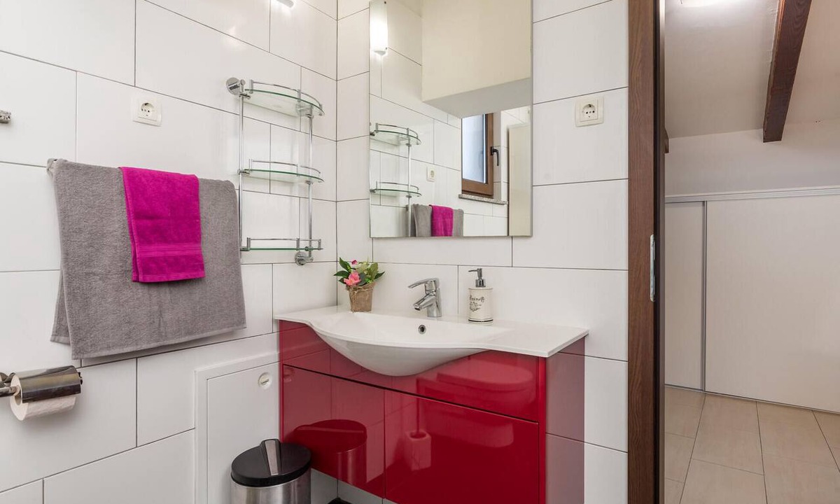 Kastav Apartment | Gorgeous apartment in Rijeka with house sea view
