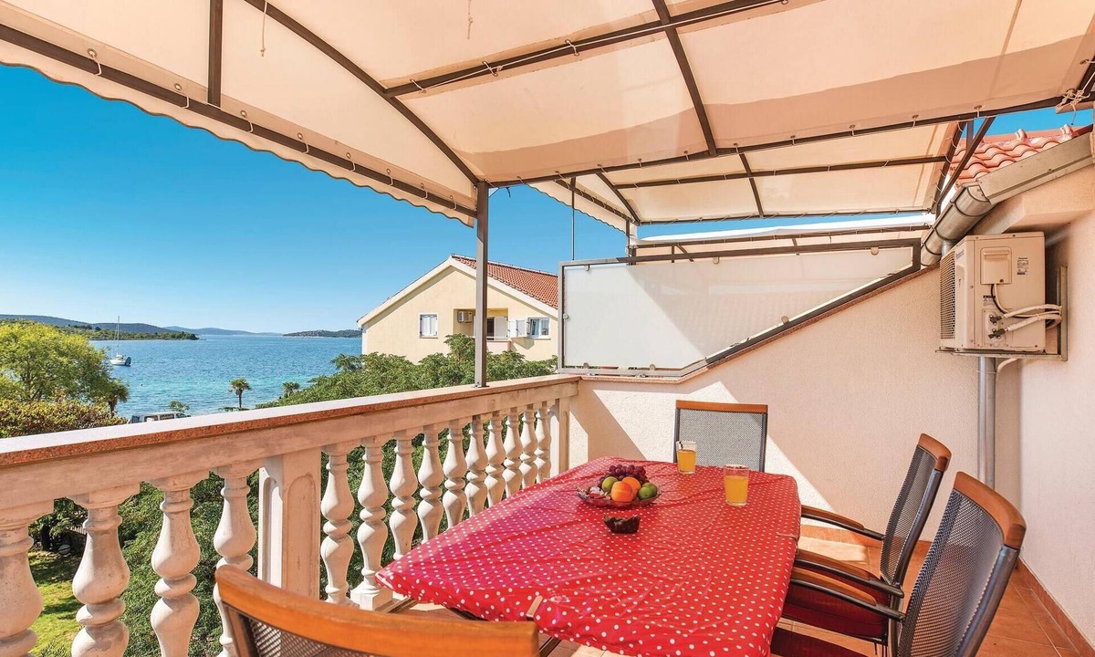 Srima Apartment | Gorgeous apartment in Srima with house sea view