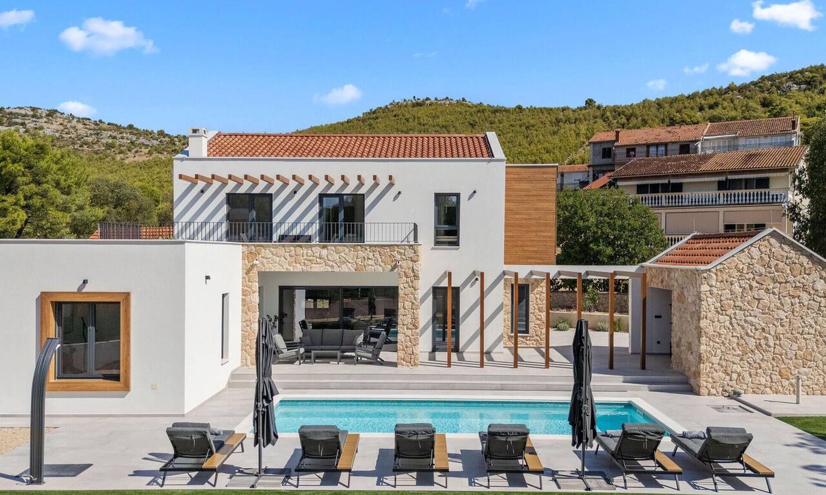 Sibenik House | Gorgeous home in Dubrava Kod Sibenika with sauna
