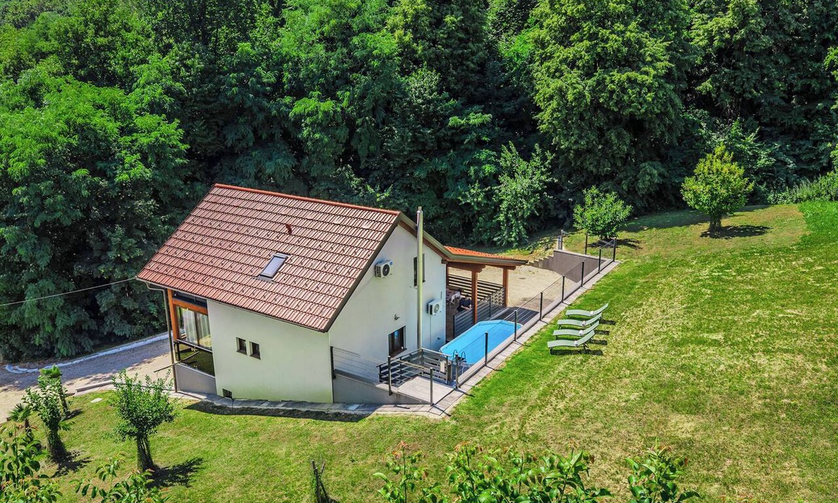 Selnica House | Greenwood Retreat With Hot Tub & Sauna, Sveti Martin na Muri, Croatia