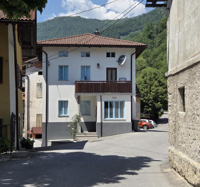 Podmelec House | Hiša Nad Reko Baca