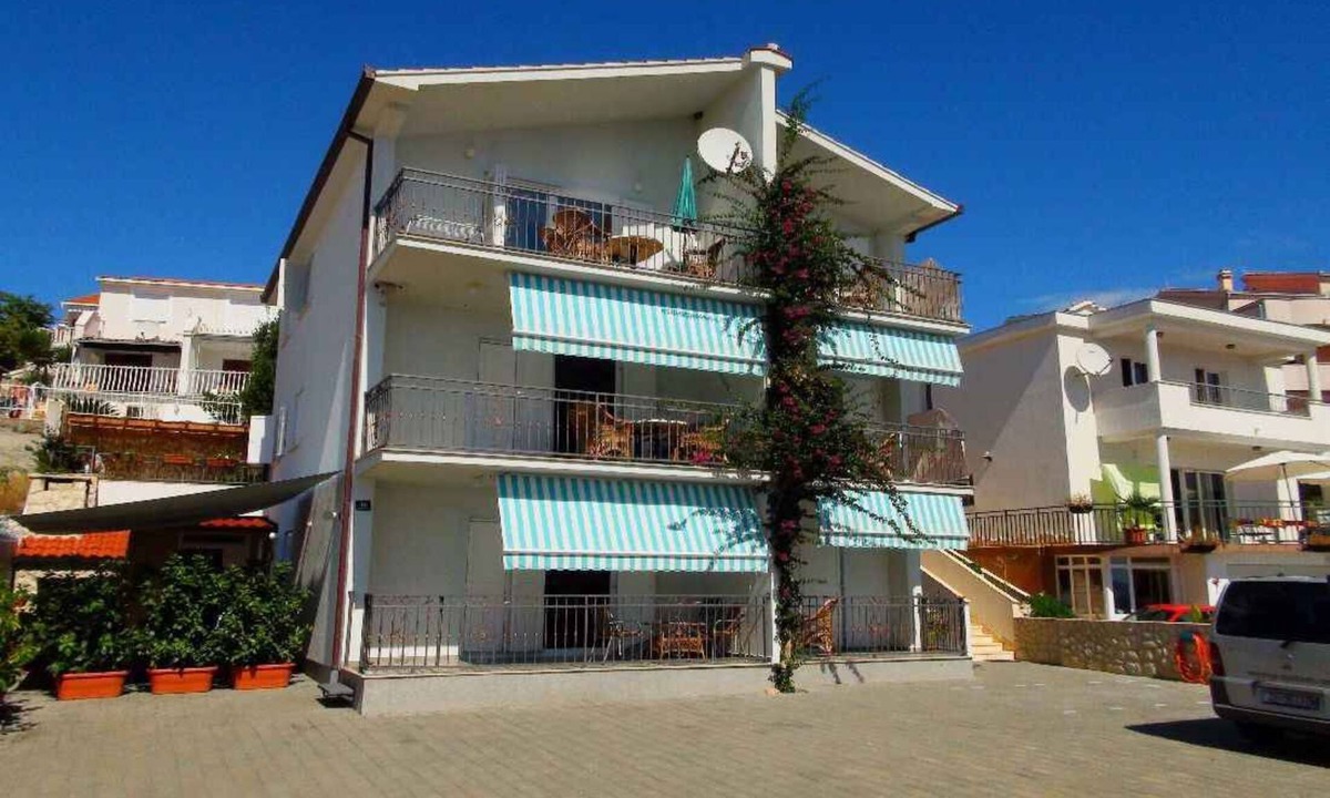 Okrug Gornji Apartment | Holiday apartment only 50 m from the beach