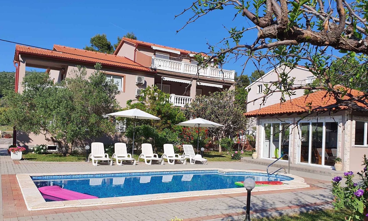 Mundanije Apartment | Holiday apartment with pool