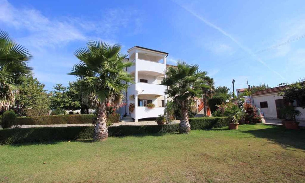 Pomer Apartment | Holiday apartment with garden and barbecue