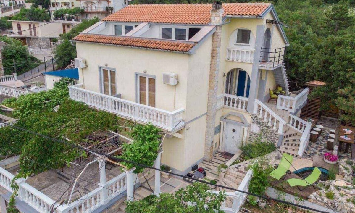 Klanfari Apartment | Holiday apartment with air conditioning and roof terrace