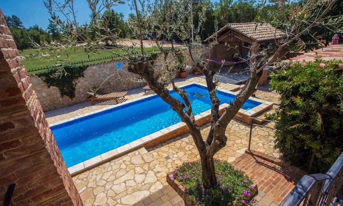 Nova Vas Apartment | Holiday apartment with pool and Tuscan style