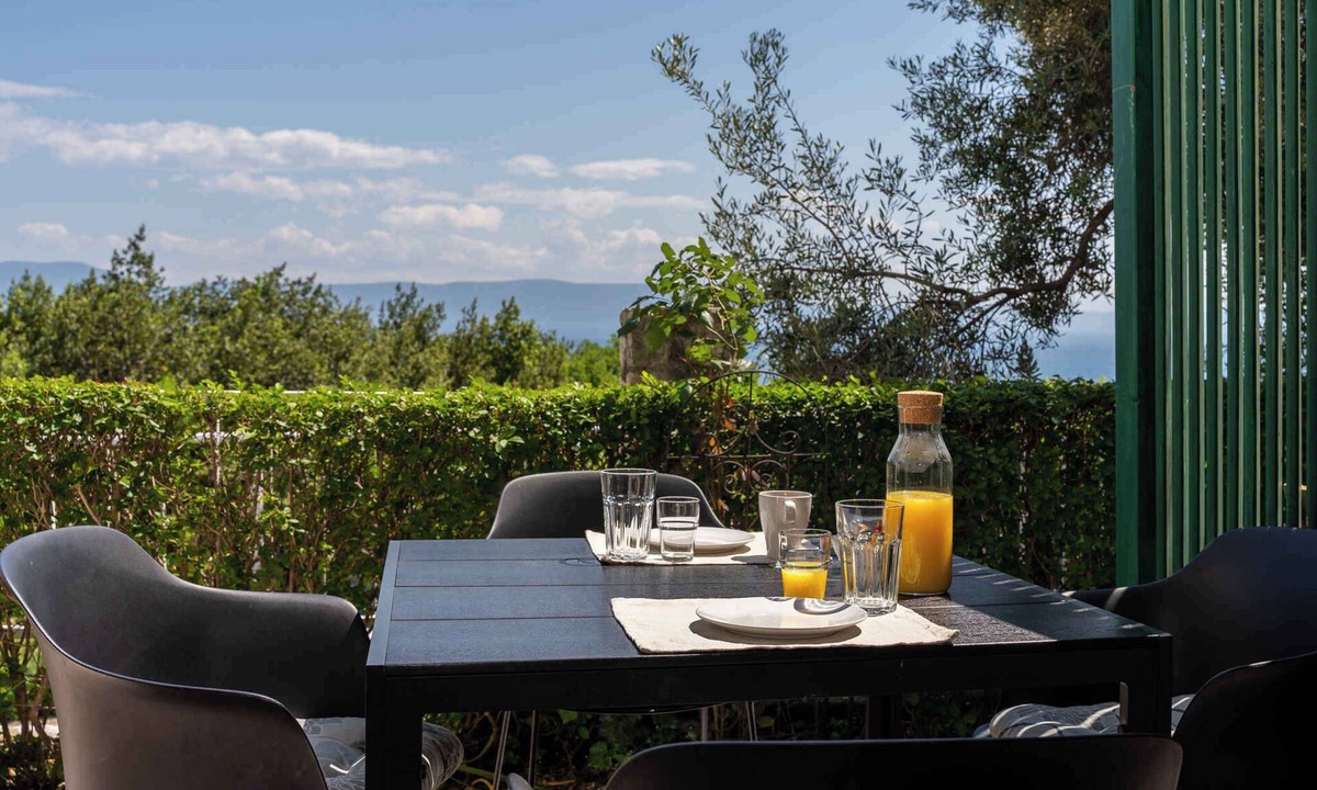 Ravni Apartment | Holiday apartment with terrace and sea view