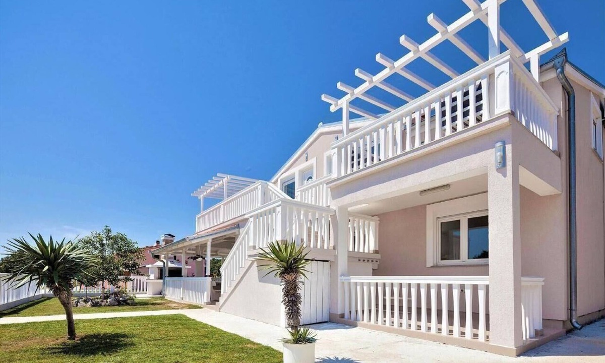 Pomer Apartment | Holiday flat with jacuzzi in villa with parking space