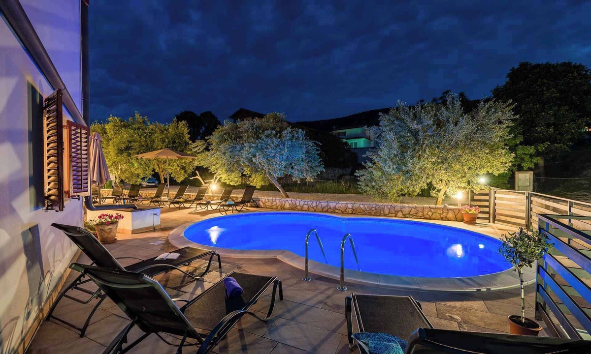 Drenje Apartment | Holiday flat with swimming pool, hot tub and sauna