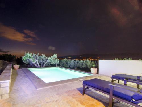 Splitska House | Holiday Home Bliss - Holiday Home with Outdoor Pool and Sea View ST