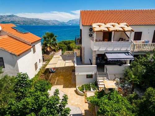 Splitska Villa | Holiday Home Dalmatinka - 20m From the Beach