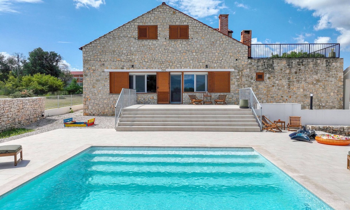 Lovinac House | Holiday Home Demare with Heated Pool