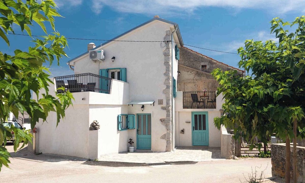 Milohnici House | Holiday home in a rural setting, rustic style with air conditioning and wifi