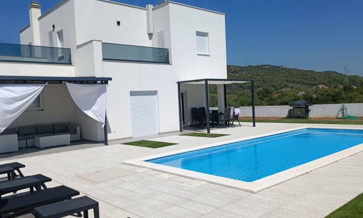 Bilice Villa | Holiday home Iva by Villas Guide