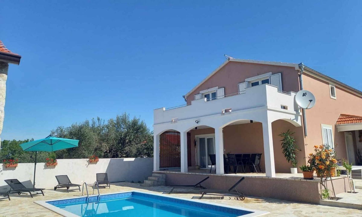 Benkovac Ski Chalet | Holiday Home Leggiero - Holiday Home Leggiero - House with four bedrooms and outdoor pool