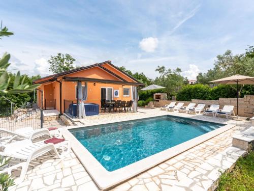 Radini House | Holiday Home Villa Pendolina mit privatem Pool und Jacuzzi by Interhome