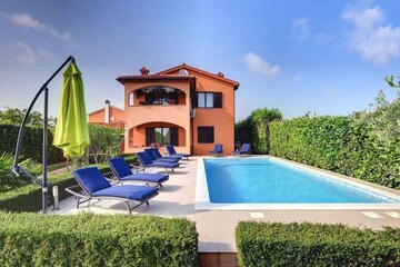 Sisan House | Holiday home with pool and air conditioning