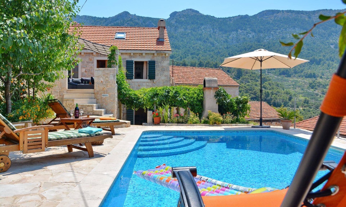 Vrisnik House | Holiday house Jelsa for 1 - 7 persons with 3 bedrooms - Twin house