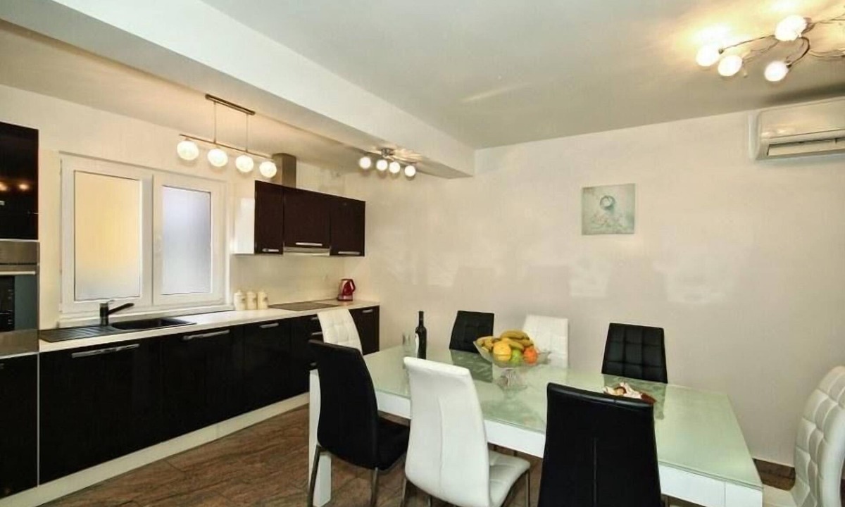 Buje House | Holiday house with pool, terrace and parking space