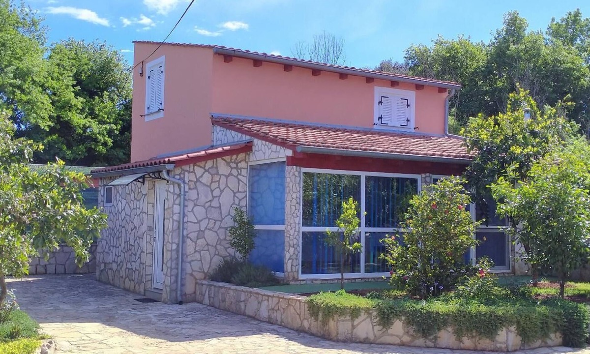 Sisan House | Holiday house with private garden and parking