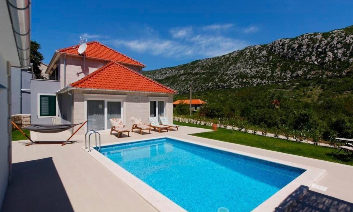 Tucepi House | Holiday house Zagvozd for 1 - 8 persons with 3 bedrooms - Holiday home