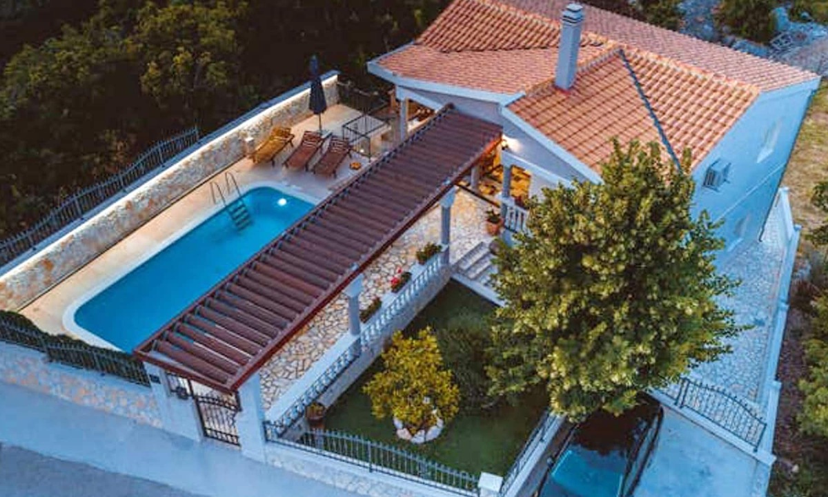 Zagvozd Villa | Homerez - Big villa 15 km away from the beach with swimming-pool and jacuzzi