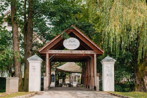 Cerklje na Gorenjskem Hotel | Hotel Dvor Jezersek Brnik