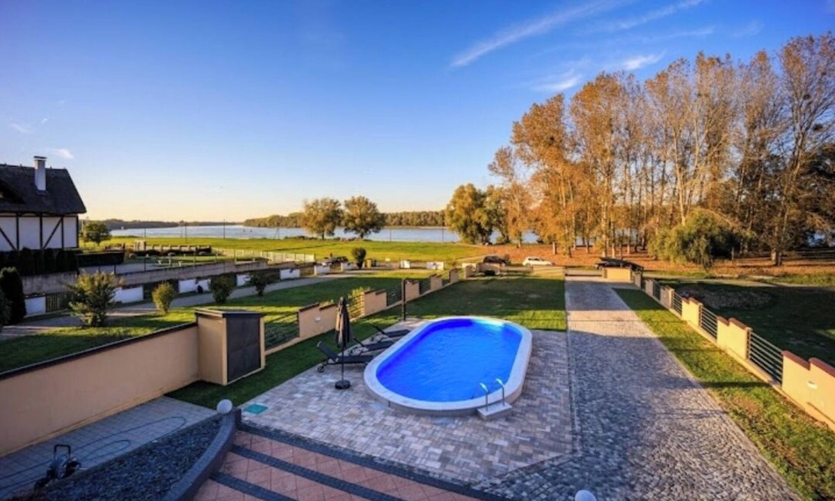 Aljmas Villa | House by the Danube with jacuzzi, sauna, pool, barbecue, and outdoor activities