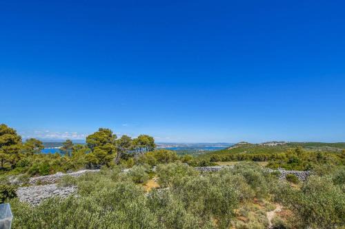 Nevidane House | House Volak