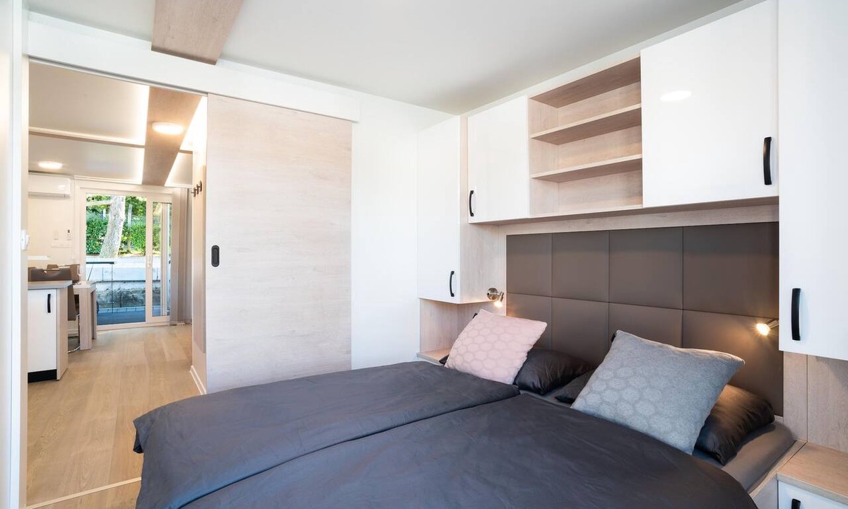 Seca Boat Rental | Houseboat with roof terrace and hot tub