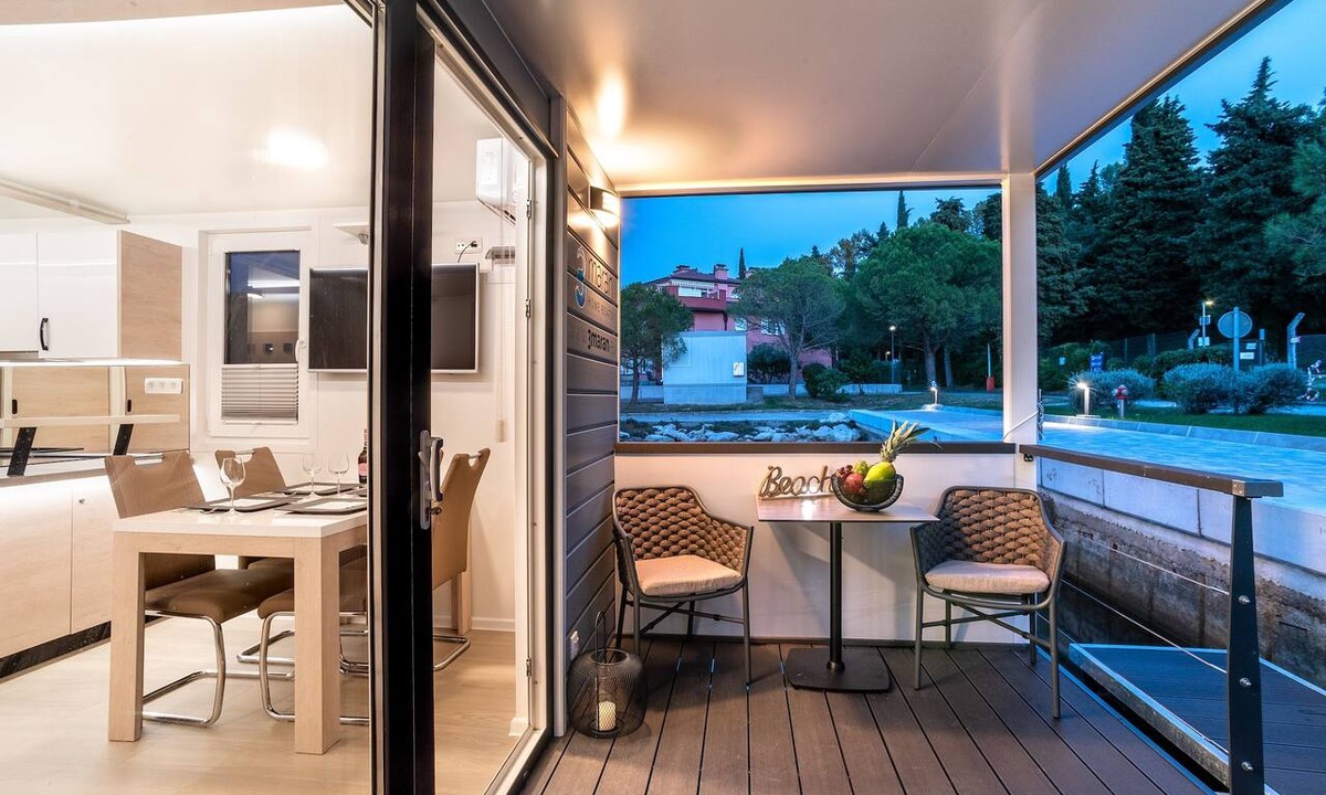 Seca Boat Rental | Houseboat with terrace by the sea