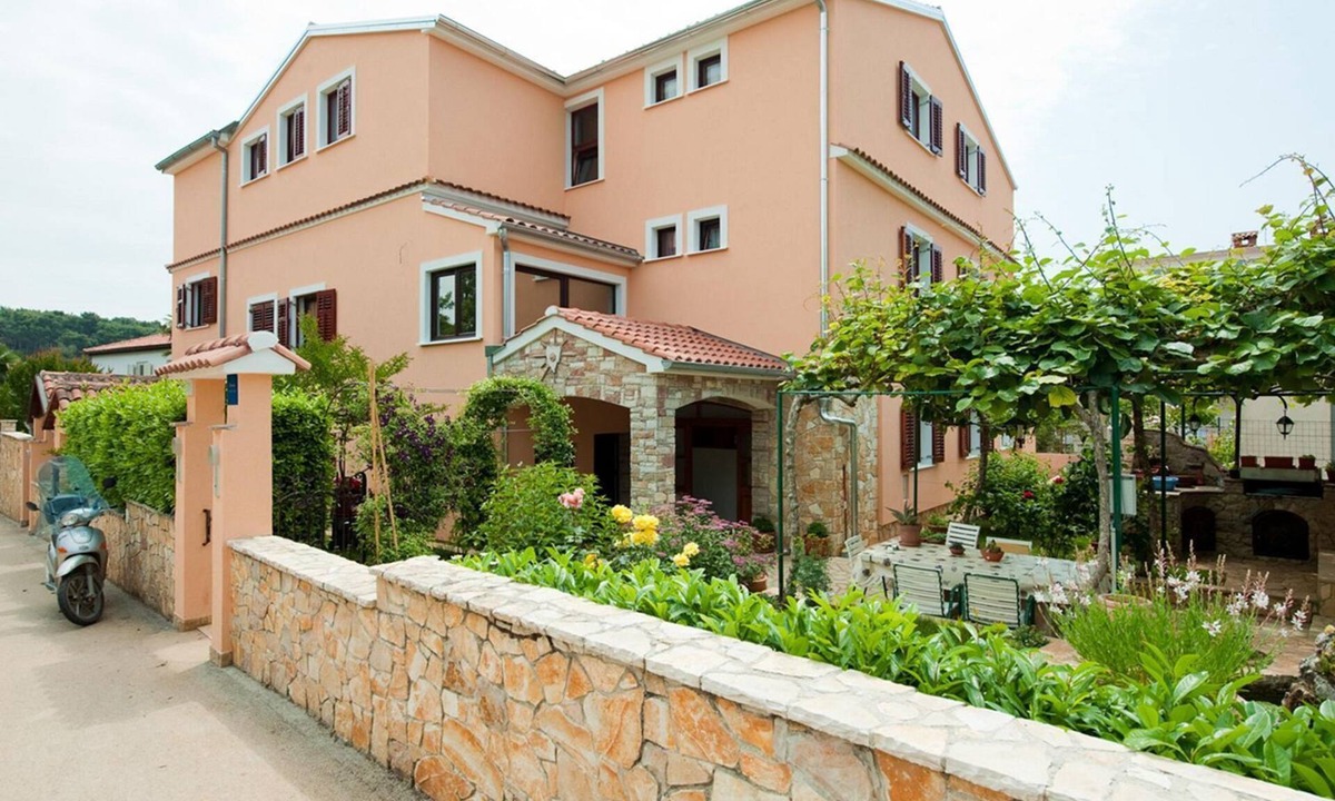 Borik Apartment | Idyllic flat just 200 metres from the beach with taxi boat connection to Rovinj