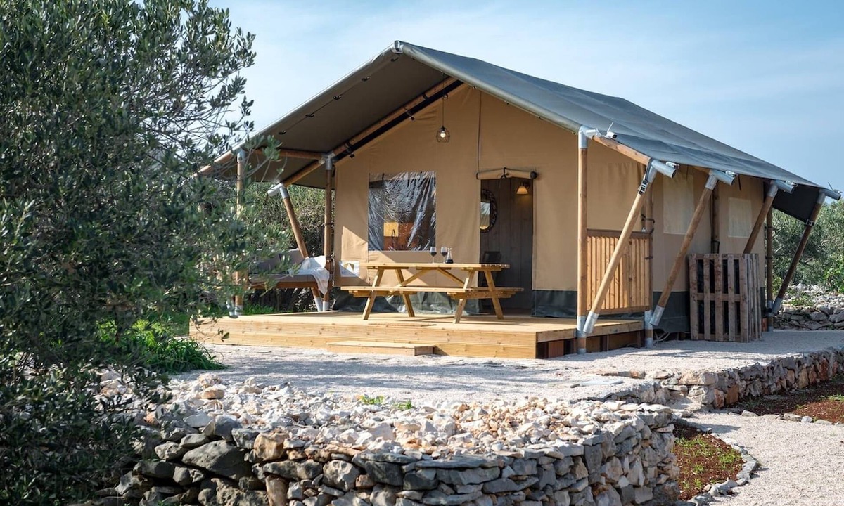 Donje Selo Apartment | Island Glamping for 4 with Jacuzzi