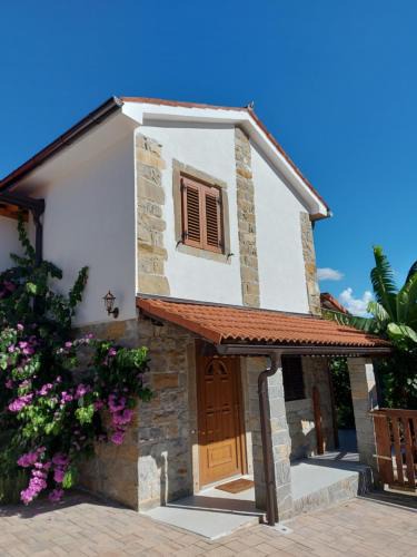 Koper Apartment | Istrska kamnita hiša z velikim vrtom - Istrian Stone House with Big Garden