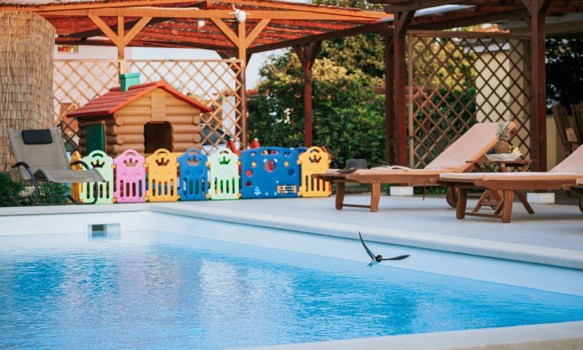 Loborika Villa | Kuća blizu Pule, grijani bazen, slana voda, jacuzzi, idealno za djecu, EV punjač