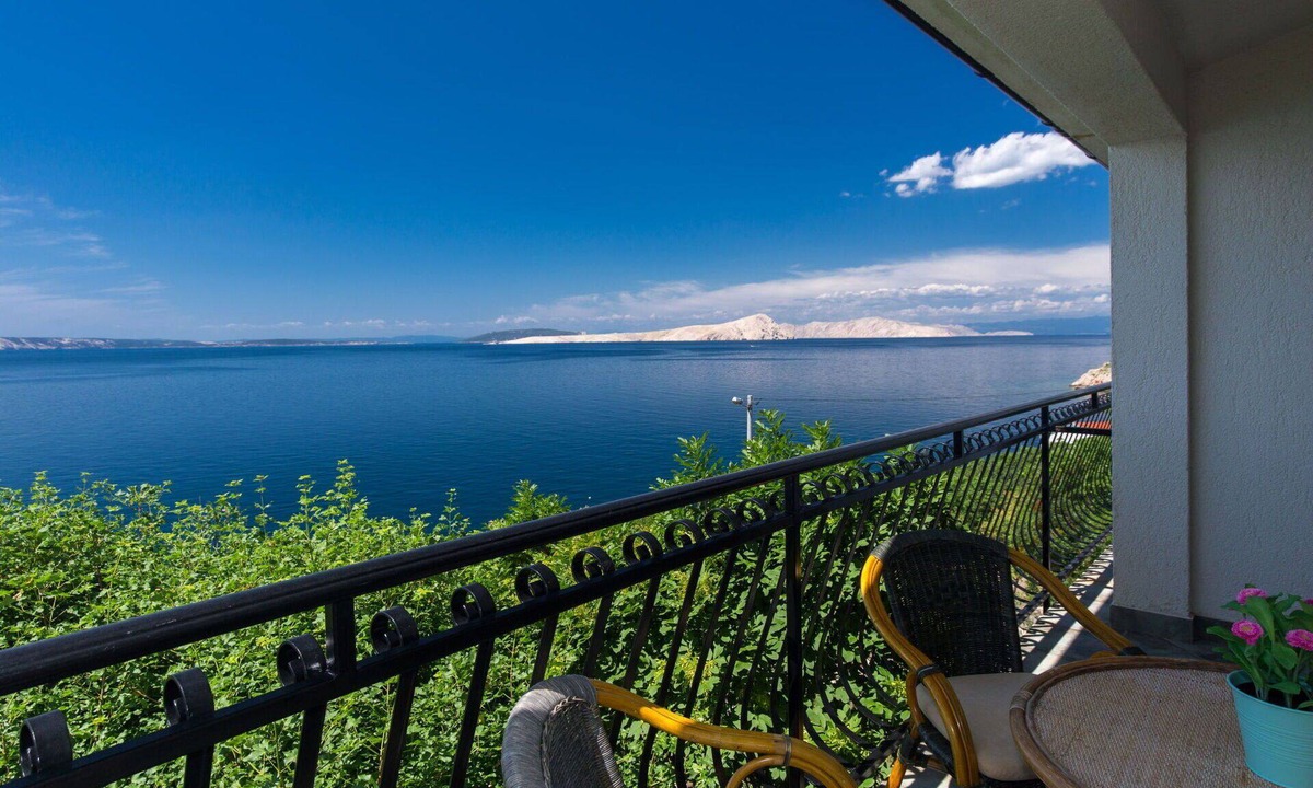 Senj Apartment | Lovely apartment for 4 people with WIFI, A/C, TV, terrace and pets allowed