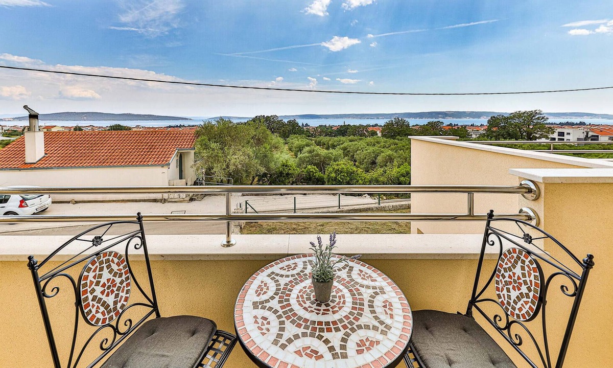 Kastel Luksic Apartment | Lovely apartment in Kastel Luksic with WiFi