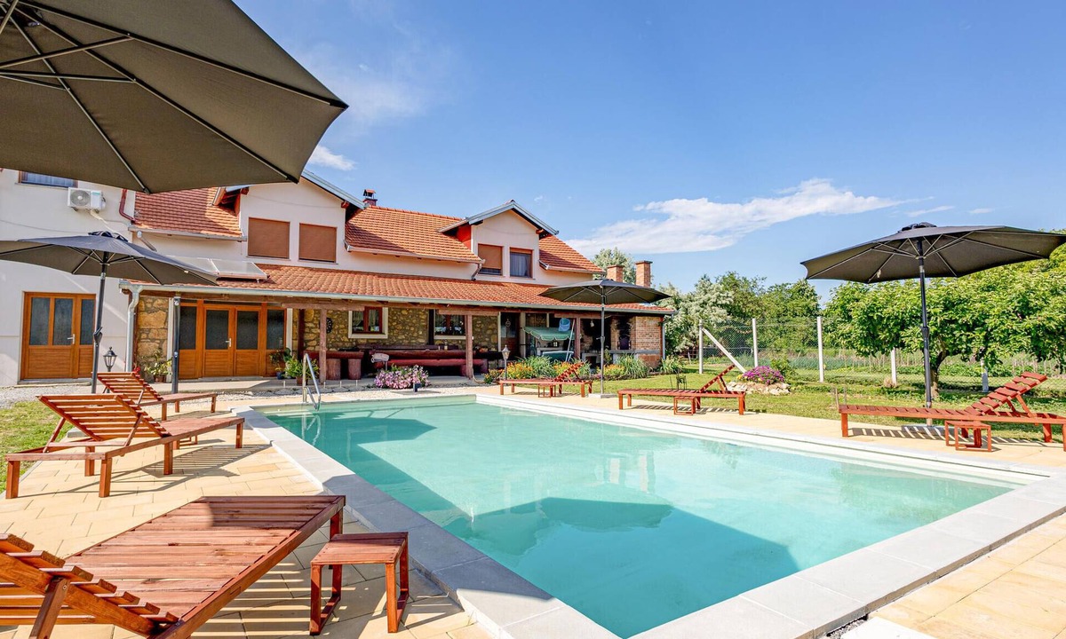 Velika House | Lovely home in Oljasi with sauna