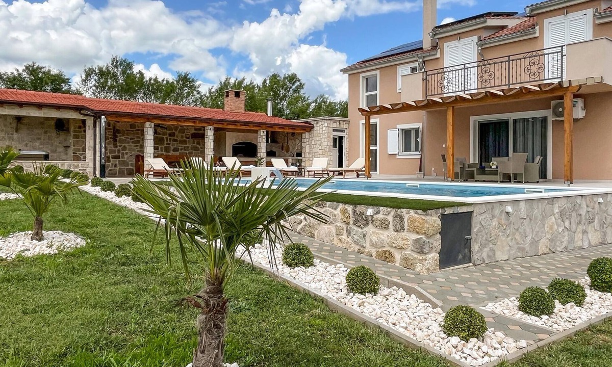 Ruzic House | Lovely home in Ruzic with sauna