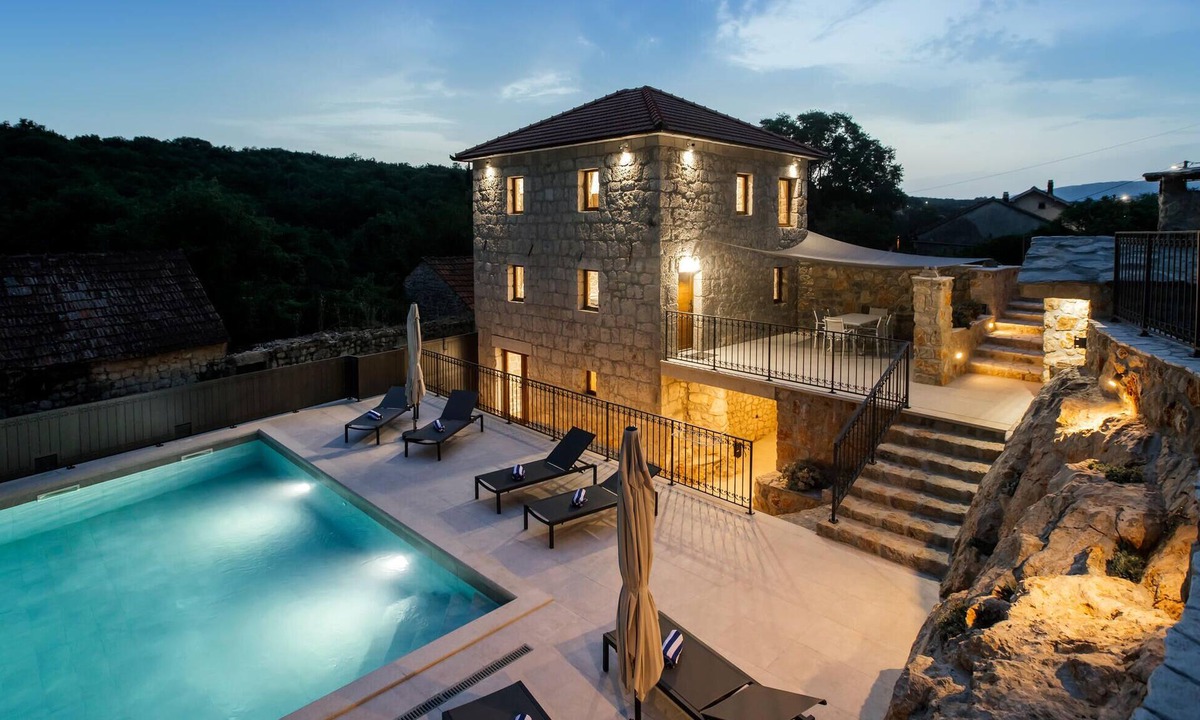 Zmijavci House | Lovely home in Zmijavci with private swimming pool, can be inside or outside