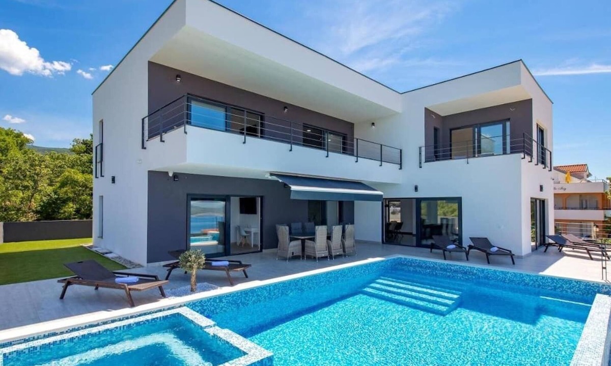 Selce Villa | Luxe hot tube pool sauna villa
