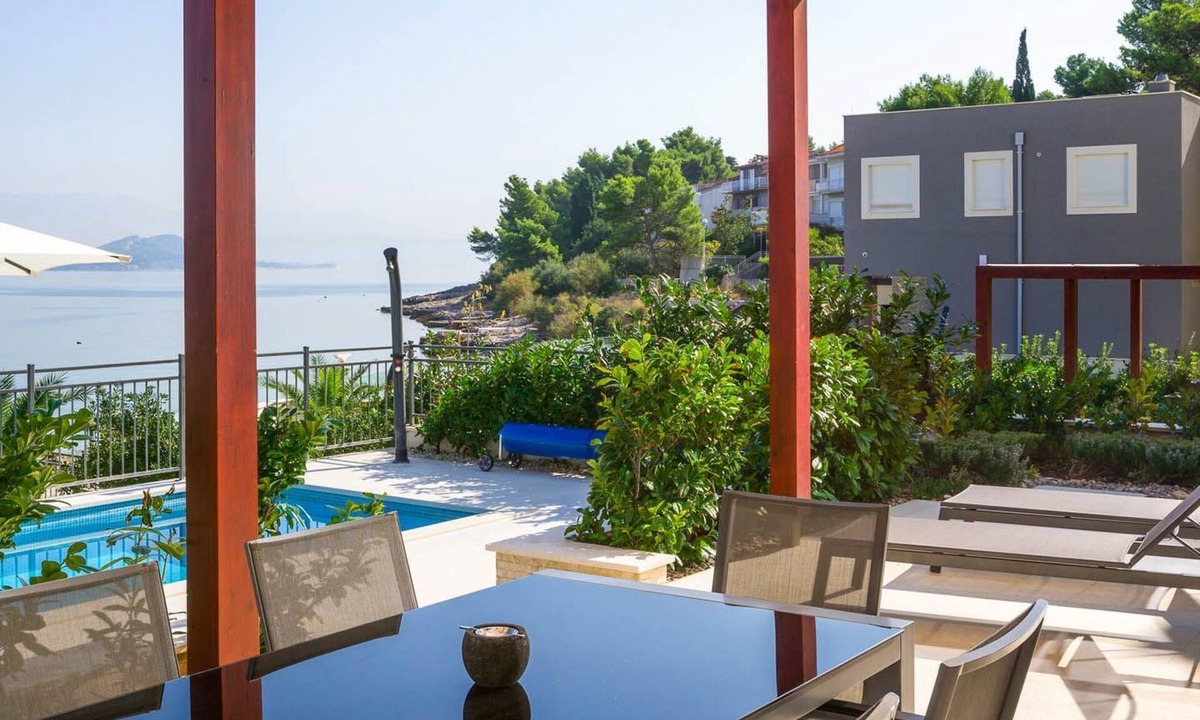 Slatine House | Luxuriöse Villa Golden B am Strand mit Pool by Interhome