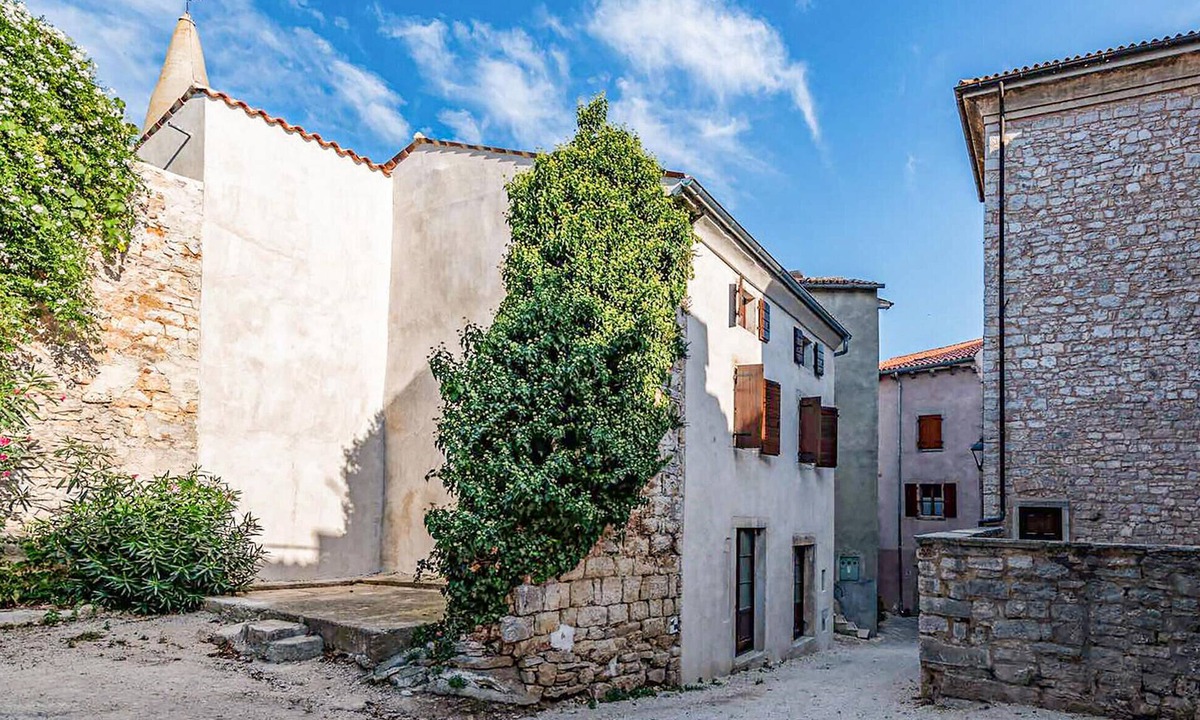 Bale House | Luxurious home in Bale with WiFi