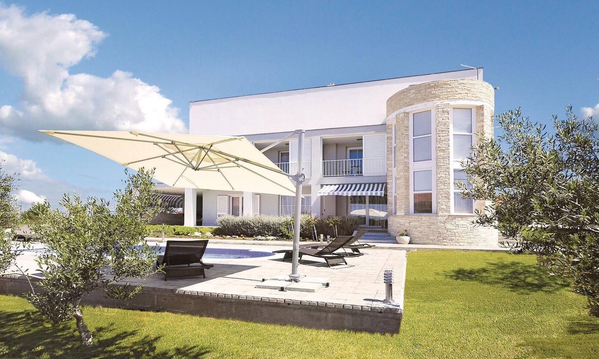 Debeljak House | Luxurious home in Debeljak with sauna