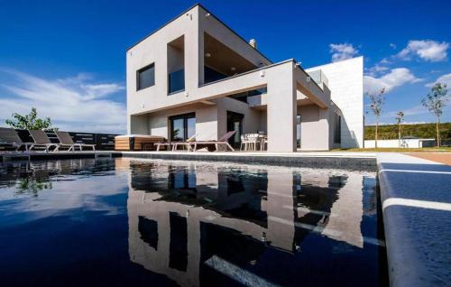 Debeljak House | Luxurious Home In Debeljak