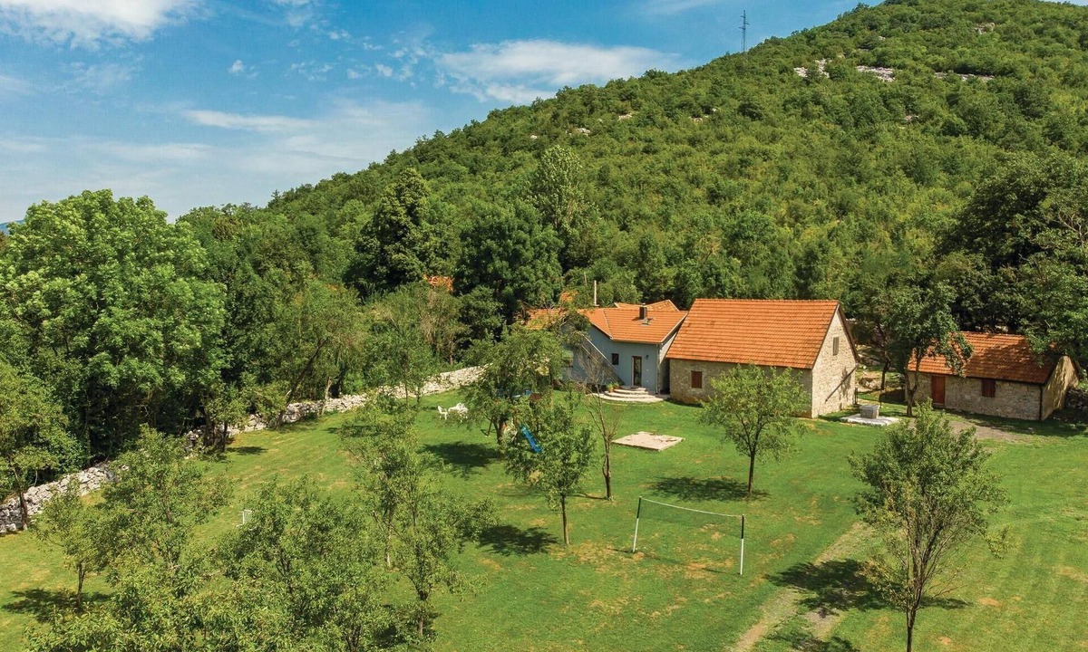 Gracac House | Luxurious home in Gracac with sauna