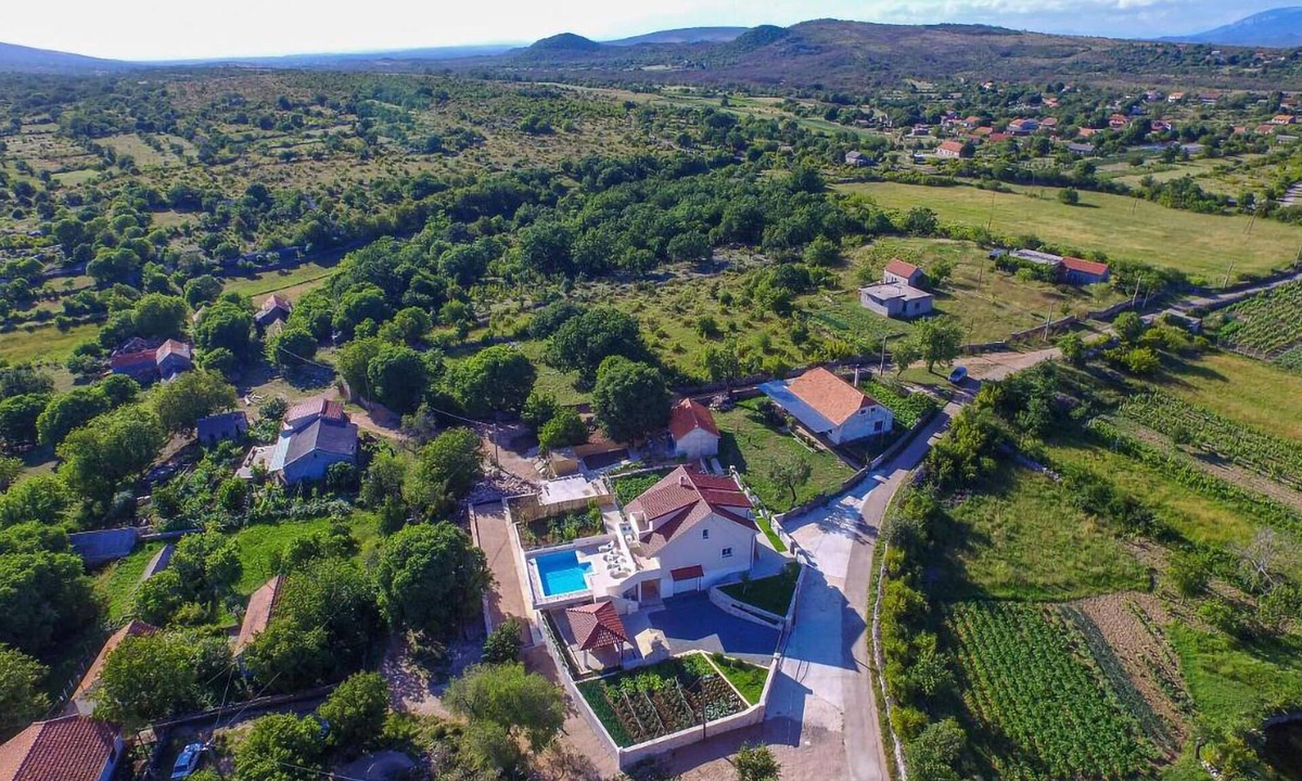 Unesic House | Luxurious home in Unesic with sauna